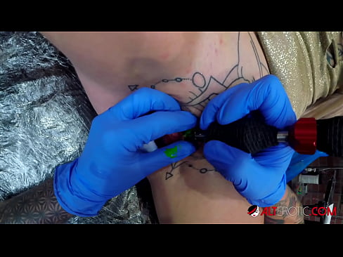 ❤️ Extreem getatoeëerde hottie Sully Savage kreeg een tatoeage op haar clitoris ️ Russian porno at us nl.quizfarmature.ru ❌